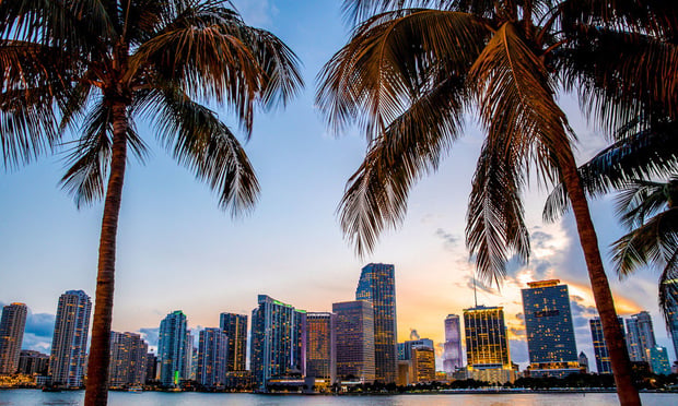 Miami Fintech Startups: 7 Powerful 2025 Funding Wins Miami fintech startups gathering in Brickell financial district as South Florida tops $4 billion in venture capital funding