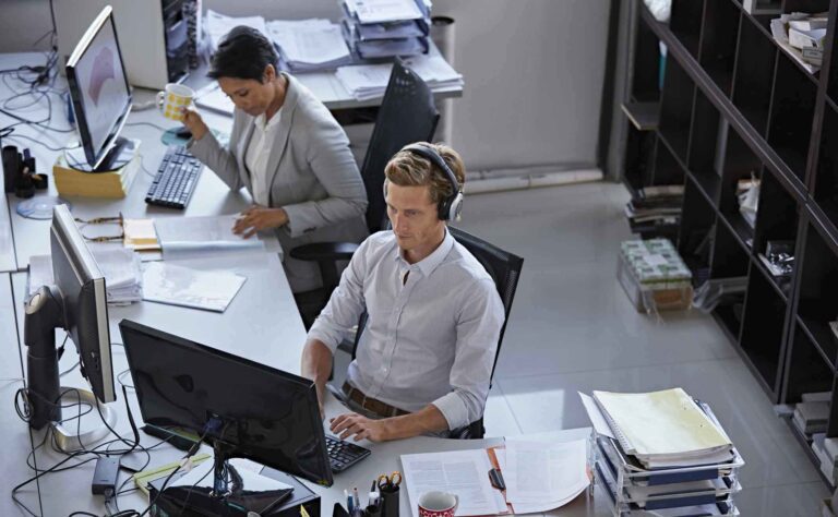 Workers20at20a20desk.morsa .jpg