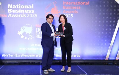 MOOMOO MALAYSIA Honored for Fintech Innovation at the 2025 Malaysia Technology Excellence Awards Indy lau chief operating officer of moomoo malaysia on stage receiving the malaysia technology exce.jpeg