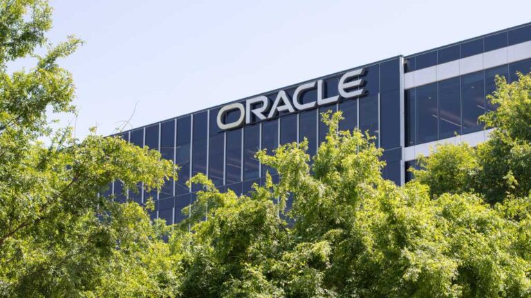 Oracle may eliminate as many as 30,000 positions to finance the growth of its AI data centers amid the withdrawal of US banks. 4125103 0 94363300 1769794492 shutterstock 2641258125.jpg
