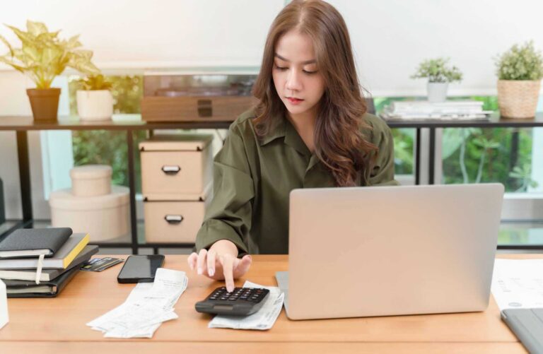 Four healthcare systems implement AI to manage expenses. Accountantmakingcalculations.IssarawatTattong.jpg