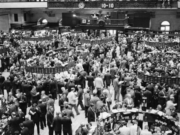 Modern Investing Revolution: 5 Bold Ideas From Chicago Modern investing revolution illustrated by trading floor data screens, index fund charts, and portfolio diversification concepts