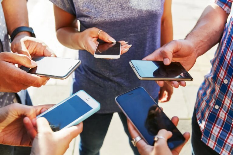 Friendship apps users connecting at a social event in a cafe